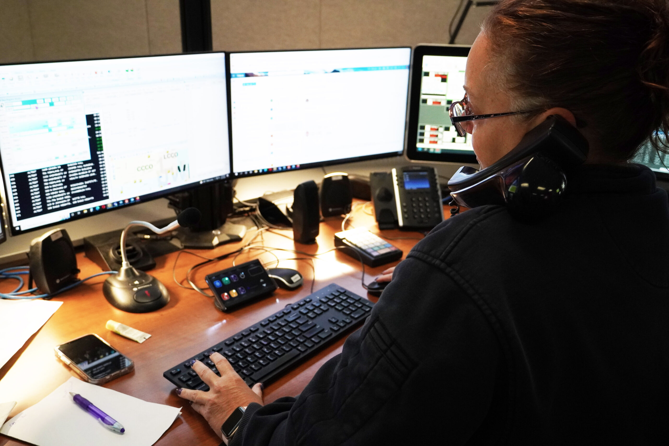 911 dispatcher answers a call